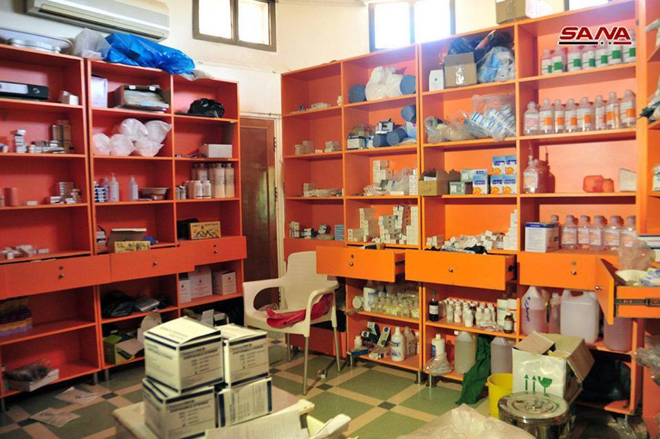 “Bên trong bệnh viện này có nhiều loại thuốc men do Mỹ và Israel sản xuất”, AMN đưa tin. Ảnh: SANA.