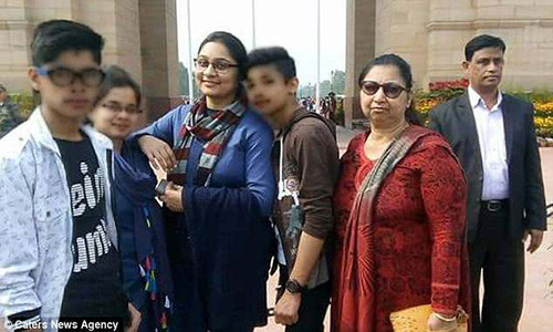 Một số thành viên trong gia đình Bhatia. Ảnh: CNA.