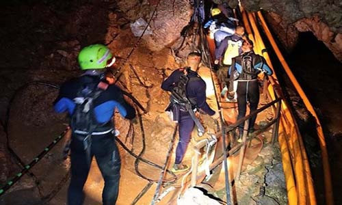 Nhiều phương tiện cứu hộ được lắp đặt trong hang Tham Luang.