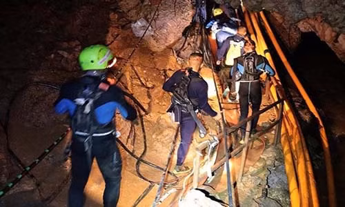 Nhiều phương tiện cứu hộ được lắp đặt trong hang Tham Luang.