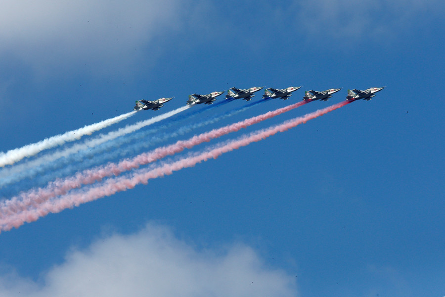 Một phi đội máy bay Nga phun khói màu quốc kỳ nước Nga trong màn trình diễn hôm 29/7. Ảnh: Reuters.