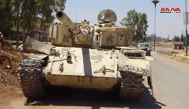 Theo phóng viên SANA tại Daraa, lô vũ khí mới này bao gồm 3 xe tăng chiến đấu T-55, 2 xe chiến đấu bộ binh BMP-1, 4 pháo tự chế (Hell Cannon) tự chế cùng nhiều súng máy hạng nặng và đạn dược. Ảnh: SANA.