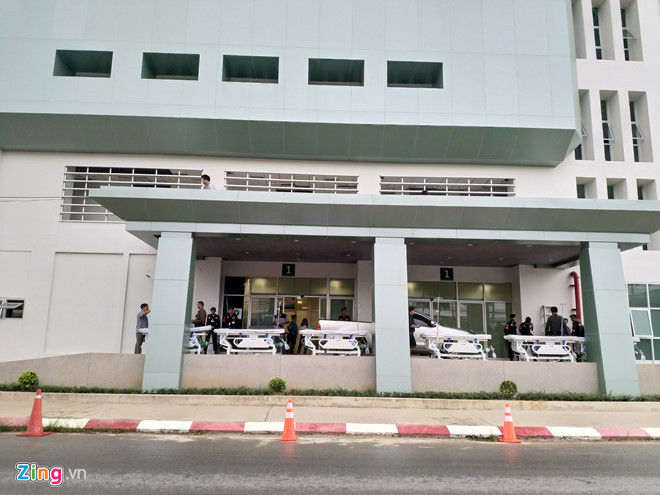 Cổng bệnh viện nơi đón các em nhỏ trong đội bóng sau khi được đưa ra khỏi hang. Ảnh: Hoàng Việt.