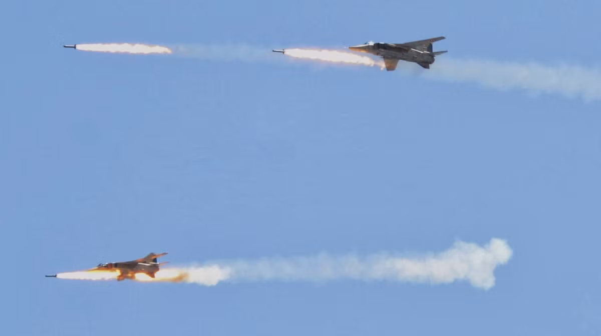 Trong diễn biến liên quan, ngày 15/7, Không quân Syria bắt đầu mở chiến dịch không kích nhằm vào các khu vực hiện nằm dưới sự kiểm soát của Quân đội Syria Tự do (FSA) và nhóm liên minh thánh chiến Hayat Tahrir Al-Sham (HTS) dọc trục Quneitra-Daraa. Ảnh: AMN.