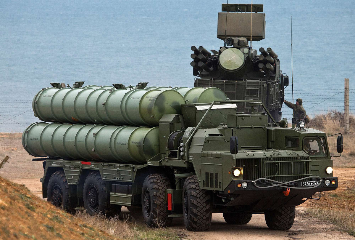 S-300PMU-2 Favorit, được giới thiệu năm 1997, là một phiên bản cải tiến của S-300PMU-1, đây cũng là một trong những biến thể S-300 dành cho xuất khẩu thành công nhất của Nga sau khi Liên Xô tan rã với hàng trăm tổ hợp đã đc bán ra. Ảnh: Military Today.