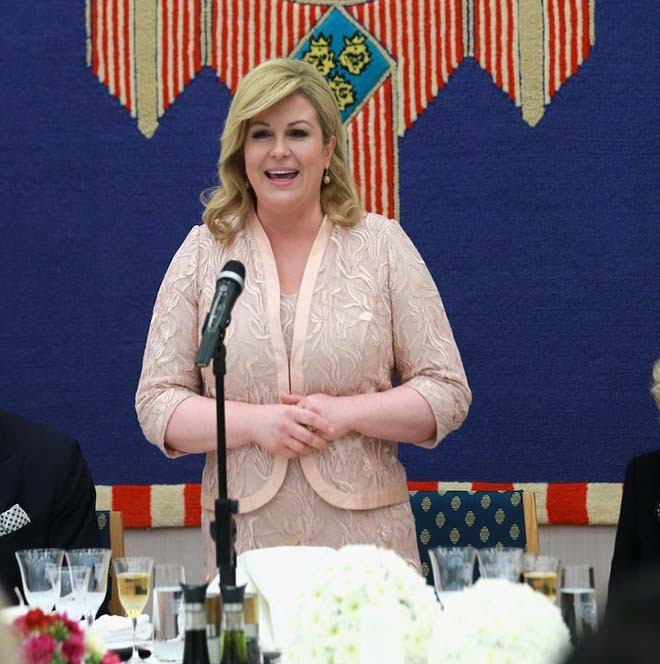 Tháng 11/2003, bà được bầu vào Quốc hội Croatia và là một thành viên của Liên minh Dân chủ Croatia (HDZ). Bà Kolinda giữ chức Bộ trưởng Ngoại giao Croatia từ năm 2005 đến năm 2008 và sau đó là Đại sứ Croatia tại Mỹ trong khoảng thời gian 2008-2011. Ảnh: Defense News.