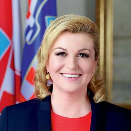 Từ năm 1995 đến năm 1996, bà Kolinda tham dự các khóa học Diploma tại Học viện Ngoại giao Vienna. Năm 2000, bà lấy bằng Thạc sĩ về Quan hệ quốc tế từ Khoa Khoa học Chính trị tại Đại học Zagreb. Ảnh: Twitter.