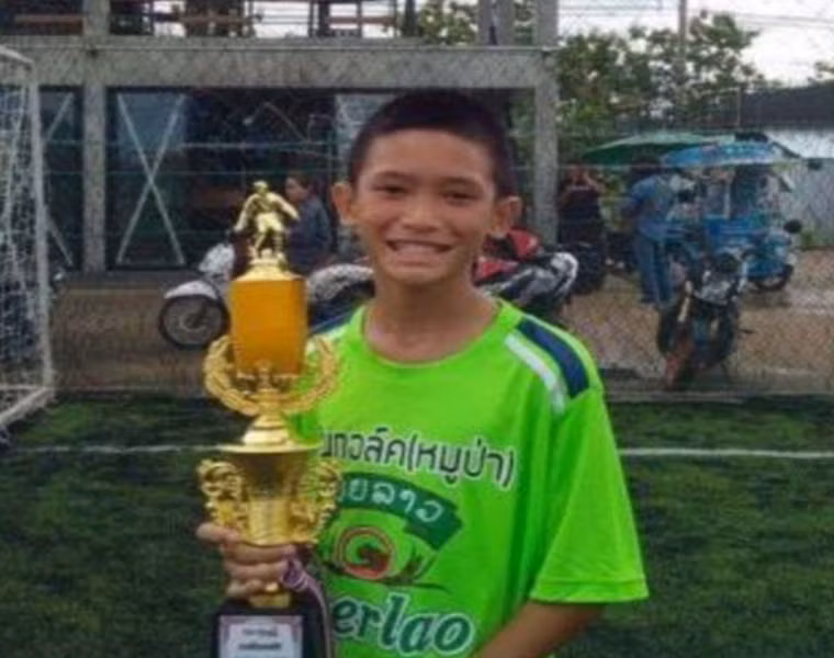 Mongkol Boonpiem, 13 tuổi, là người đầu tiên ra khỏi hang động Tham Luang. Ảnh: Daily Mail.