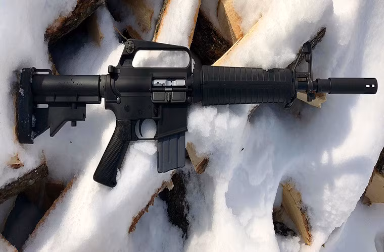 Theo Thiếu tá Gibson, súng trường GAU-5A được chế tạo dựa trên khẩu M4 carbine. Tuy nhiên, nó không thay thế bất kỳ thành phần nào trong “gói thoát hiểm” hiện tại của các phi công chiến đấu Mỹ. Ảnh: imgur.