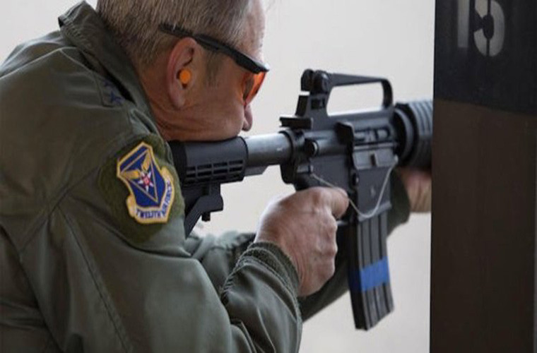 Theo Business Insider, các phi công chiến đấu của Không quân Mỹ sẽ được trang bị thêm một loại vũ khí lợi hại, đó chính là súng trường GAU-5A. Ảnh: Không quân Mỹ.