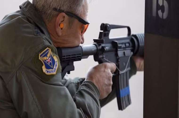 Theo Business Insider, các phi công chiến đấu của Không quân Mỹ sẽ được trang bị thêm một loại vũ khí lợi hại, đó chính là súng trường GAU-5A. Ảnh: Không quân Mỹ.