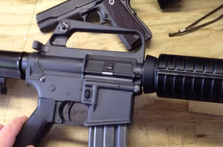 “Vũ khí tự vệ dành cho phi công GAU-5A (ASDW GAU-5A) sẽ được trang bị cho toàn bộ phi công trên các máy bay chiến đấu của Quân đội Mỹ”, Military dẫn lời Thiếu tá Docleia Gibson. Ảnh: Youtube.