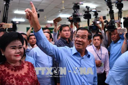 Thủ tướng Samdech Techo Hun Sen (giữa), Chủ tịch đảng Nhân dân Campuchia (CPP) cầm quyền bỏ phiếu tại điểm bầu cử ở Phnom Penh ngày 29/7.