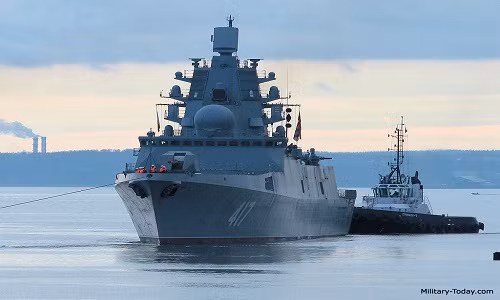 Được khởi đóng từ đầu năm 2006, hạ thủy năm 2010 và trải qua nhiều đợt thử nghiệm trong suốt 7 năm qua nhưng đến nay, khu trục hạm Đô đốc Gorshkov mới được bàn giao cho lực lượng Hải quân Nga, song nó vẫn chưa được đưa vào biên chế. Ảnh: Military Today