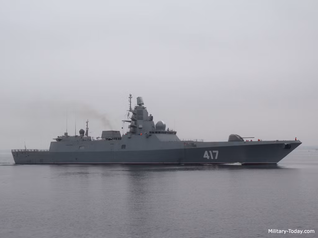 Theo Military Today, tàu chiến Đô đốc Gorshkov còn được trang bị một khẩu pháo A192M 130 mm có thể tấn công các mục tiêu trên không, trên biển và ven biển. Nó có tầm bắn tới 18km với mục tiêu bay và tốc độc bắn 45 phát/phút. Ảnh: Military Today