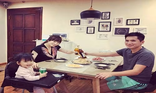 BTV Quốc Khánh và vợ có một cô con gái xinh xắn.