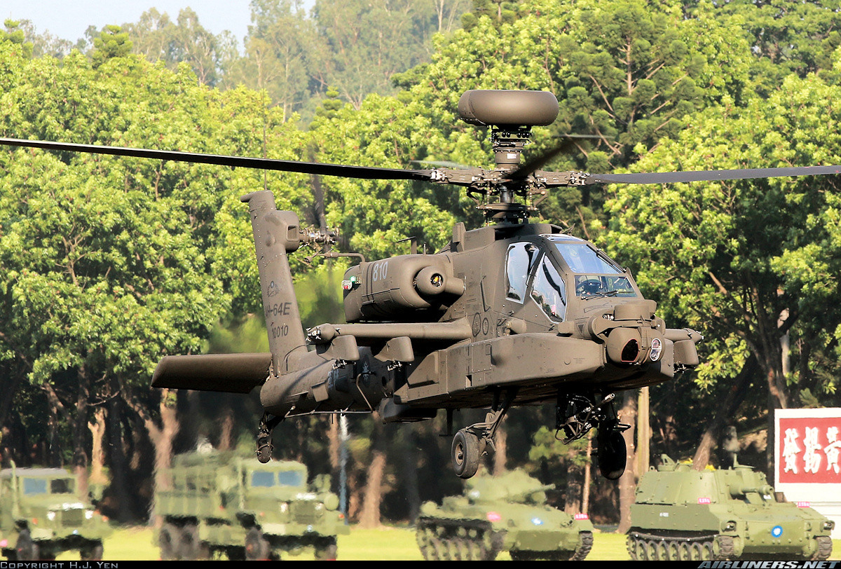 Theo Military Today, trực thăng AH-64E, hay còn có tên gọi Apache Guardian, là phiên bản mới nhất của AH-64. Nó được trang bị động cơ T700-GE-701D với công suất 1994 mã lực. Vận tốc tối đa của AH-64E Apache lên tới 300 km/h. Ảnh: Military Today.