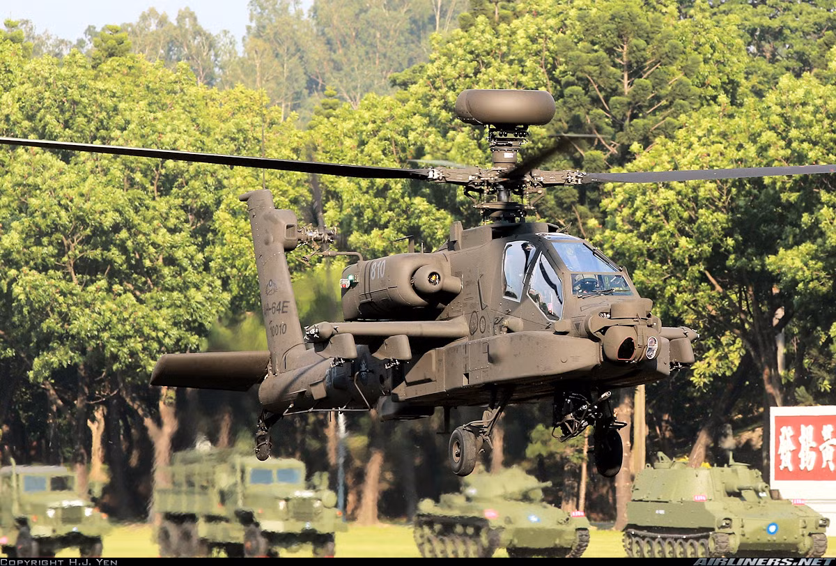 Theo Military Today, trực thăng AH-64E, hay còn có tên gọi Apache Guardian, là phiên bản mới nhất của AH-64. Nó được trang bị động cơ T700-GE-701D với công suất 1994 mã lực. Vận tốc tối đa của AH-64E Apache lên tới 300 km/h. Ảnh: Military Today.