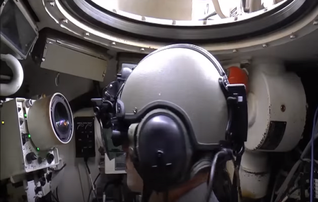 Cùng với đó là mũ bảo hiểm Iron View, cho phép kíp điều khiển có thể quan sát không gian chiến đấu bên ngoài từ trong xe, qua đó đảm bảo an toàn cho các thành viên trong tổ lái. Ảnh: Youtube.