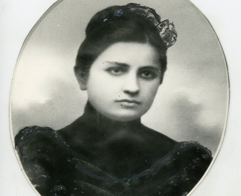 Bà Kato Svanidze sinh ngày 2/4/1885 tại ngôi làng nhỏ Baji, tỉnh Kutais. Bà là người vợ đầu tiên của lãnh tụ Joseph Stalin.