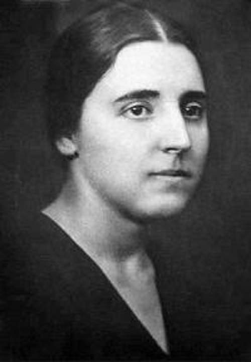 Bà Nadezhda Alliluyeva lần đầu tiên gặp người chồng tương lai của mình, lãnh tụ Stalin, từ khi còn nhỏ. Hai người kết hôn vào năm 1919 và có hai người con là Vasily, sinh năm 1921, và Svetlana, sinh năm 1926. Bà qua đời vì bệnh tật vào ngày 9/11/1932. Ảnh: whatculture.com.