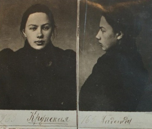 Bà Nadezhda Krupskaya là phu nhân của lãnh tụ Liên Xô Vladimir Lenin. Năm 1917, bà Krupskaya tích cực giúp chồng trong việc chuẩn bị và tiến hành cuộc Cách mạng Tháng Mười thành công. Sau đó, bà tham gia vào việc tổ chức phong trào thanh niên vô sản và là người đứng đầu Liên minh công đoàn công nhân, thanh-thiếu niên xã hội chủ nghĩa. Ảnh: soviet-art.ru.