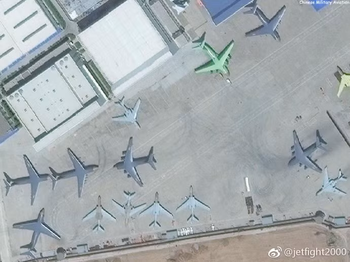 Tổng cộng, có 9 máy bay vận tải Y-20 Kunpeng xuất hiện trong bức ảnh vệ tinh chụp được, trong đó có 7 chiếc mới được chế tạo. 6 chiếc Y-20 mới đã được sơn màu và nhiều máy bay chưa được lắp động cơ. Ảnh: Defence Blog.