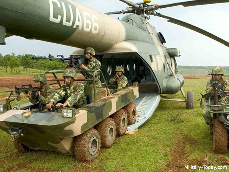 Lynx được trang bị động cơ diesel tăng áp nhỏ, công suất khoảng 30 mã lực. Xe có thể chạy với tốc độ tối đa 45 km/h với phạm vi hoạt động 250 km. Ảnh: MT.