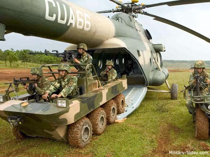 Lynx được trang bị động cơ diesel tăng áp nhỏ, công suất khoảng 30 mã lực. Xe có thể chạy với tốc độ tối đa 45 km/h với phạm vi hoạt động 250 km. Ảnh: MT.