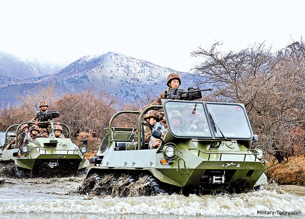 Lynx có thể di chuyển qua mọi loại địa hình như rừng rậm, đầm lầy, bãi cát, băng tuyết,...Đây cũng là một loại phương tiện đổ bộ với tải trọng lên tới 300 kg. Ảnh: MT.