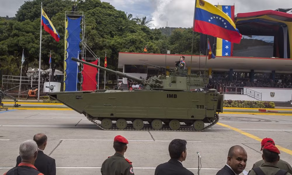 Dữ liệu về thương vụ vũ khí của Viện nghiên cứu Hòa bình Quốc tế SIPRI cho thấy, kể từ năm 2012, các loại vũ khí Trung Quốc có trong biên chế Quân đội Venezuela gồm có 25 tên lửa chống tăng Red Arrow-73, 18 cối tự hành SM-4 81mm, 18 hệ thống pháo phản lực phóng loạt (MLRS) SR-5, 40 xe chiến đấu bộ binh Type-07P/VN-1, 121 xe bọc thép chở quân APC VN-4, 25 xe chiến đấu bộ binh ZBD-05/VN-18, 9 máy bay K-8 Karakorum-8 và tên lửa chống hạm C-802/CSS-N-8. Ảnh: Xe tăng lội nước tấn công ZTD-05/VN-16. Ảnh: AR.