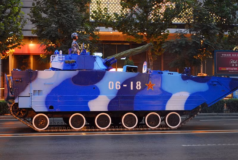 ZBD-05 được trang bị tháp pháo 30 mm cùng bệ phóng tên lửa được gắn vào hai bên tháp pháo dành cho tên lửa dẫn hướng chống tăng Hong Jian-73C với phạm vi bắn từ 4 đến 5 km. Ảnh: Wikipedia.