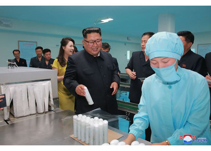 Ông cũng nhấn mạnh việc hiện đại hóa dây chuyền sản xuất... Ảnh: Rodong Sinmun