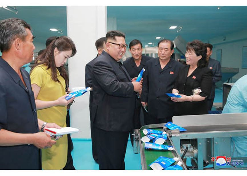 Đây được coi là nơi đã cho ra đời nhãn hiệu mỹ phẩm nổi tiếng của Triều Tiên có tên “Hương Mùa Xuân”. Ảnh: Rodong Sinmun