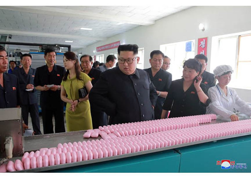 Trước đó, hôm 30/6, ông Kim Jong-un đã có chuyến thăm thị trấn biên giới Sindo thuộc tỉnh Bình An Bắc, nằm trong khu công nghiệp Hwanggumpyong mà Triều Tiên cùng phát triển với Trung Quốc. Ảnh: Rodong Sinmun