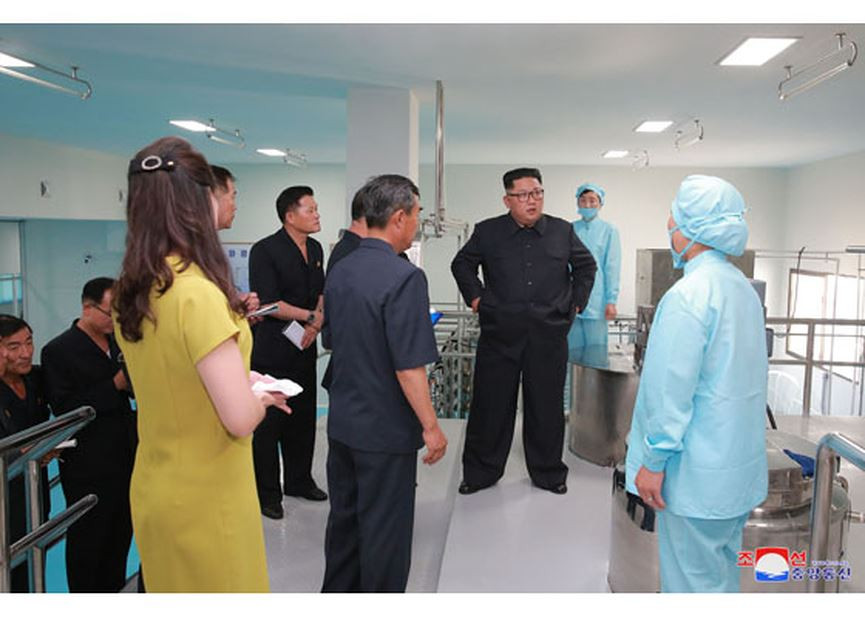 ...đồng thời yêu cầu nhà máy xây thêm một cửa hàng ở thủ đô Bình Nhưỡng để phân phối trực tiếp các mặt hàng hóa mỹ phẩm cho người tiêu dùng. Ảnh: Rodong Sinmun