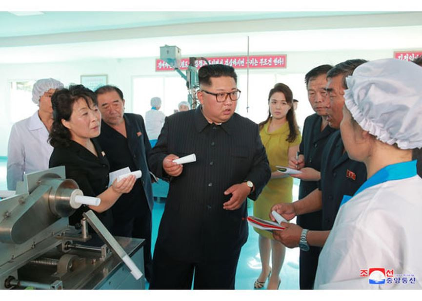 Hộ tống ông Kim trong chuyến thăm nhà máy là đệ nhất phu nhân Ri Sol-ju và một số quan chức cấp cao khác. Ảnh: Rodong Sinmun