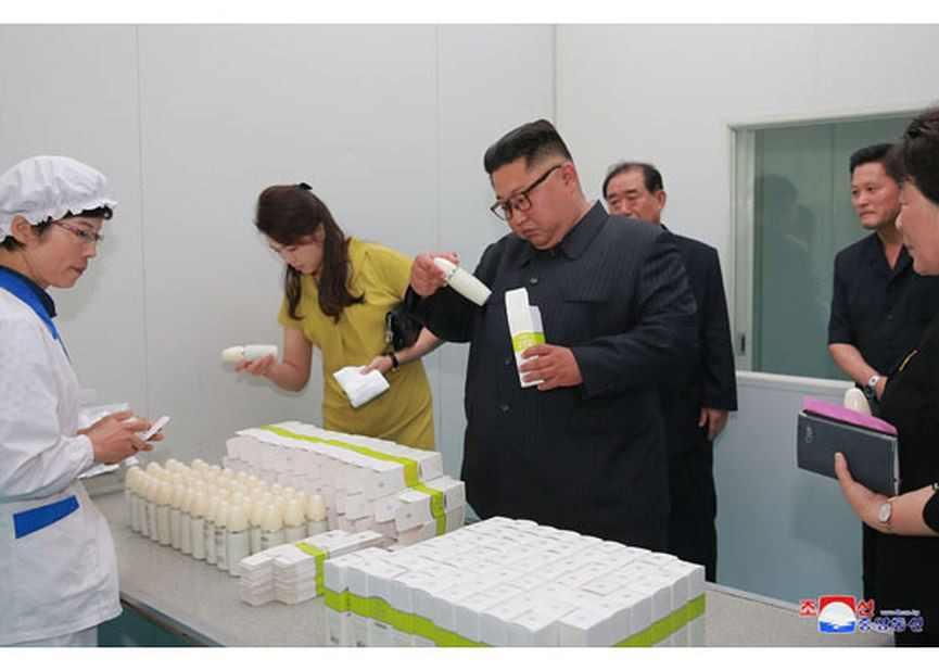 Phát biểu trong chuyến thăm, ông Kim Jong-un động viên các công nhân nhà máy “không nên ngủ quên trên vinh quang quá khứ mà phải đặt mục tiêu cao hơn để tiếp tục phát triển”. Ảnh: Rodong Sinmun