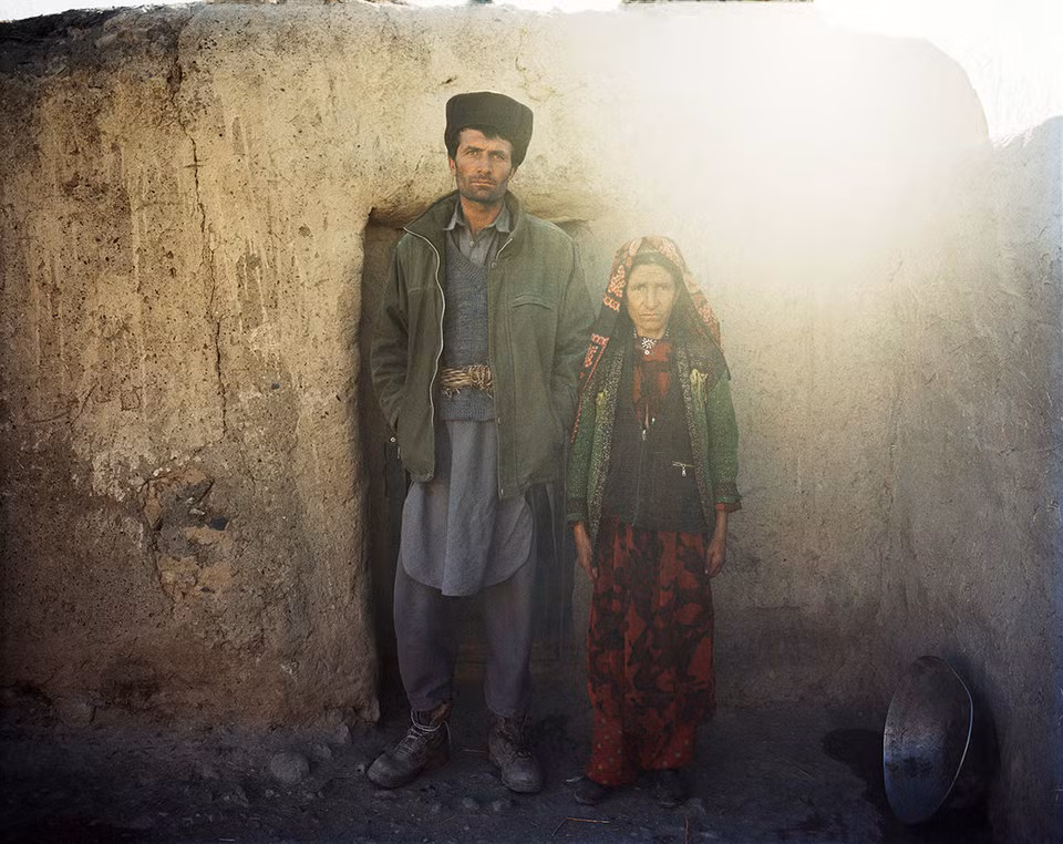 Amir Muhammad, một cửu vạn đi cùng đoàn của Lagrange, chụp ảnh cùng mẹ của anh trước nhà.