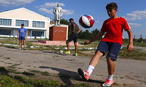 Dimitri Strazhkov luôn mơ ước sẽ trở thành một cầu thủ chuyên nghiệp và một ngày nào đó cậu sẽ được gọi vào đội tuyển quốc gia Nga.