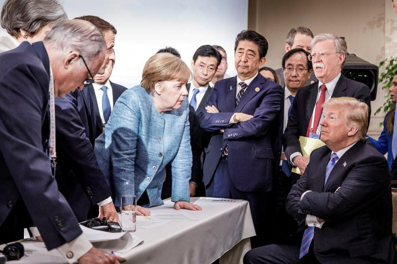 Thủ tướng Đức Angela Merkel trao đổi với Tổng thống Mỹ Donald Trump cùng nhiều nhà lãnh đạo khác trong ngày thứ hai của Hội nghị thượng đỉnh G7 tại Quebec, Canada.