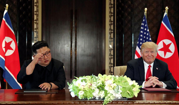 Chiều 12/6, Tổng thống Trump và nhà lãnh đạo Kim Jong-un cùng nhau ký kết thỏa thuận chung lịch sử, trong đó Mỹ và Triều Tiên cam kết thiết lập mối quan hệ mới dựa trên mong muốn của người dân hai nước với mục tiêu hòa bình và phát triển; cùng nỗ lực xây dựng một thời đại hòa bình lâu dài và ổn định trên bán đảo Triều Tiên.