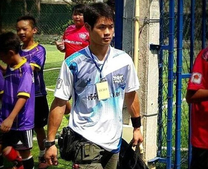 Huấn luyện viên Ekkapol giúp bọn trẻ bình tĩnh khi mắc kẹt trong hang động - Ảnh: Mail Online