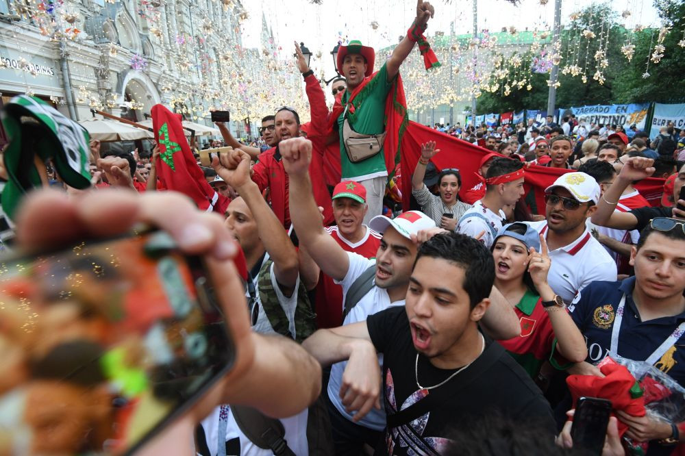 Đám đông người hâm mộ đội tuyển Ma-rốc đổ ra đường phố Nikolskaya ở thủ đô Moscow. Đám đông người hâm mộ đội tuyển Ma-rốc đổ ra đường phố Nikolskaya ở thủ đô Moscow.