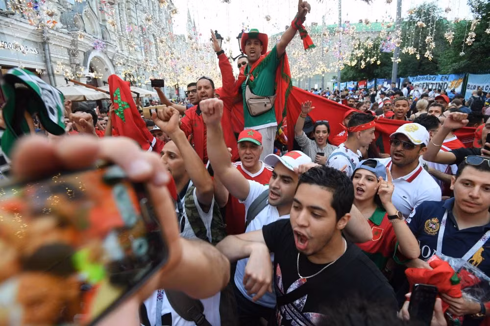 Đám đông người hâm mộ đội tuyển Ma-rốc đổ ra đường phố Nikolskaya ở thủ đô Moscow.