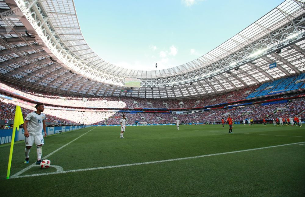 Bầu không khí sôi động của hai sự kiện thể thao lớn nhất thế giới này diễn ra tại Nga đã được tái hiện qua loạt ảnh do hãng thông tấn Spunik đăng tải. Ảnh: Cầu thủ Alexander Samedov chuẩn bị đá phạt góc trong trận đấu với đội tuyển Tây Ban Nha tại sân vận động Luzhniki ở Moscow ngày 1/7. Bầu không khí sôi động của hai sự kiện thể thao lớn nhất thế giới này diễn ra tại Nga đã được tái hiện qua loạt ảnh do hãng thông tấn Spunik đăng tải. Ảnh: Cầu thủ Alexander Samedov chuẩn bị đá phạt góc trong trận đấu với đội tuyển Tây Ban Nha tại sân vận động Luzhniki ở Moscow ngày 1/7.