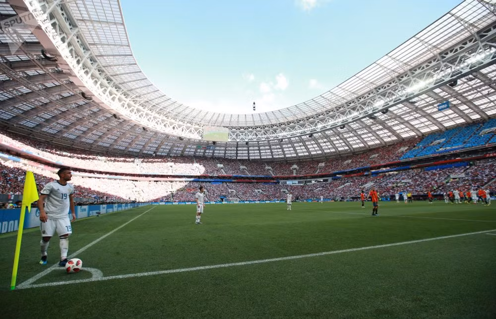 Bầu không khí sôi động của hai sự kiện thể thao lớn nhất thế giới này diễn ra tại Nga đã được tái hiện qua loạt ảnh do hãng thông tấn Spunik đăng tải. Ảnh: Cầu thủ Alexander Samedov chuẩn bị đá phạt góc trong trận đấu với đội tuyển Tây Ban Nha tại sân vận động Luzhniki ở Moscow ngày 1/7.