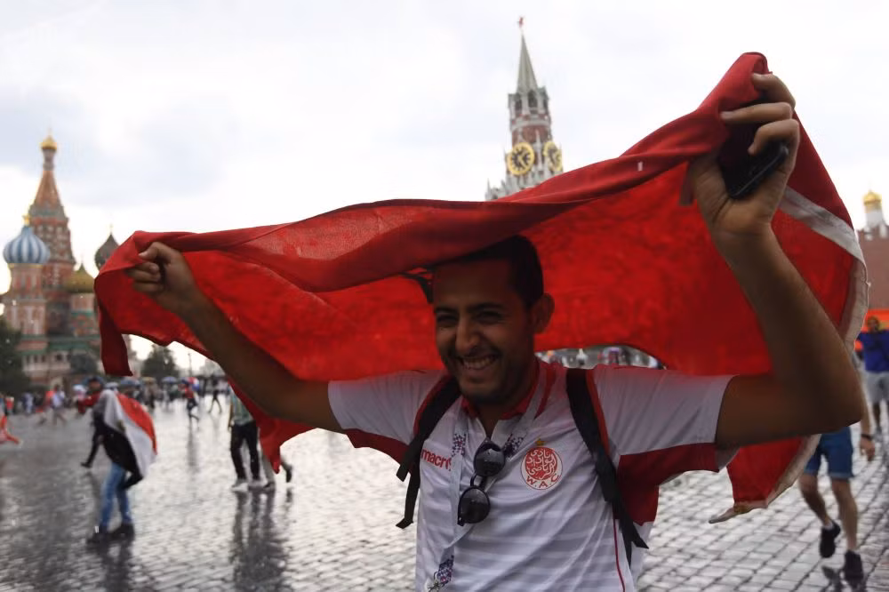 Người hâm mộ bóng đá trên Quảng trường Đỏ ở thủ đô Moscow năm 2018.