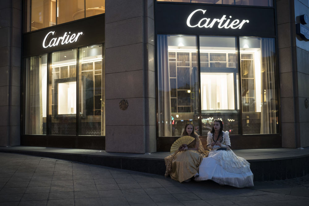 Hai người phụ nữ ngồi bên ngoài một cửa hàng ở thủ đô Moscow ngày 26/6.