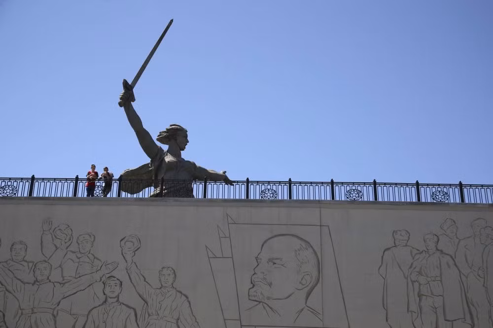 Du khách ghé thăm tượng đài Mẹ Tổ quốc kêu gọi ở Volgograd ngày 17/6.